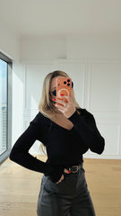 Siyah Yaka Detaylı Triko