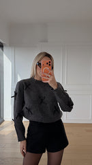 Siyah Fiyonk Detaylı Gri Kazak