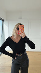 Siyah Yaka Detaylı Triko