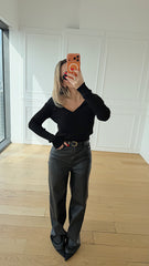 Siyah Yaka Detaylı Triko