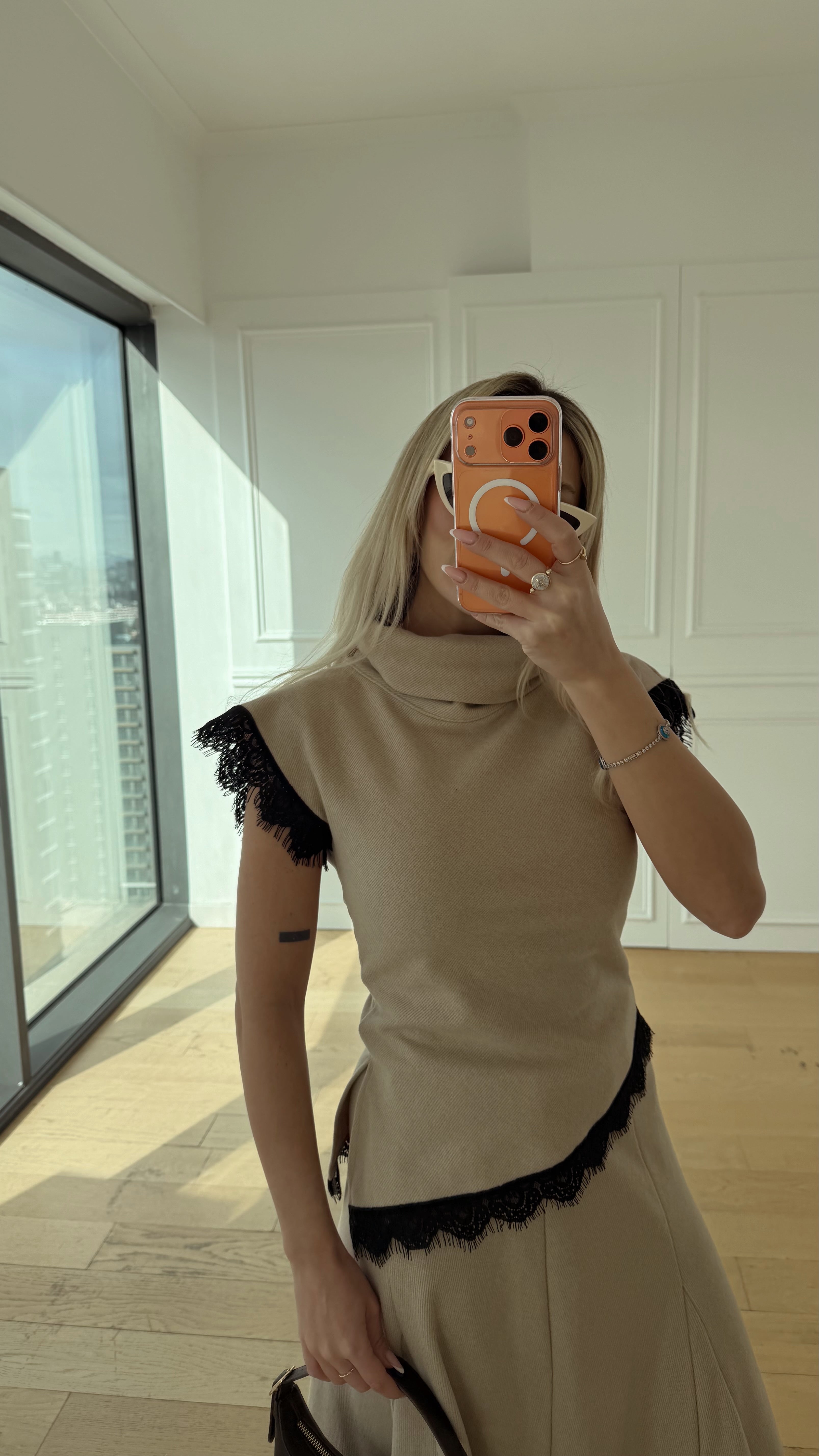 Dantel detaylı ekru bluz