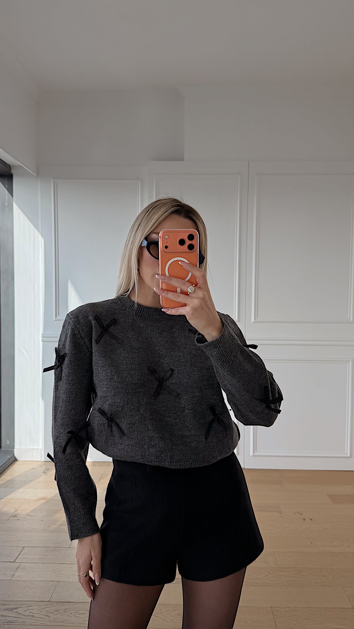 Siyah Fiyonk Detaylı Gri Kazak