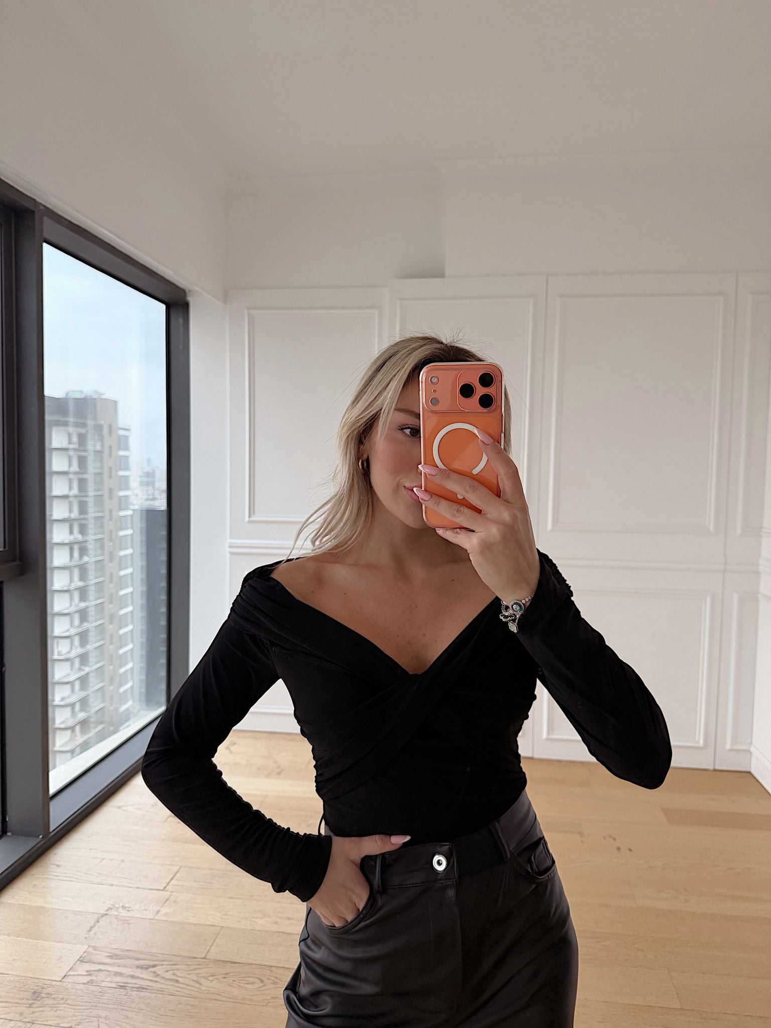 Siyah Kayık Yaka Drapeli Bluz