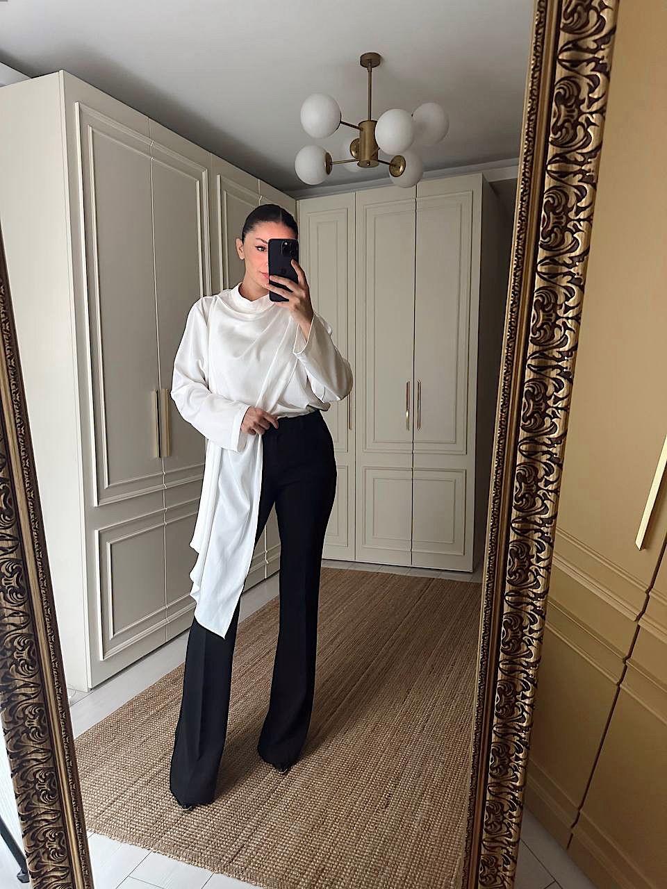 Drape Detaylı Beyaz Saten Bluz