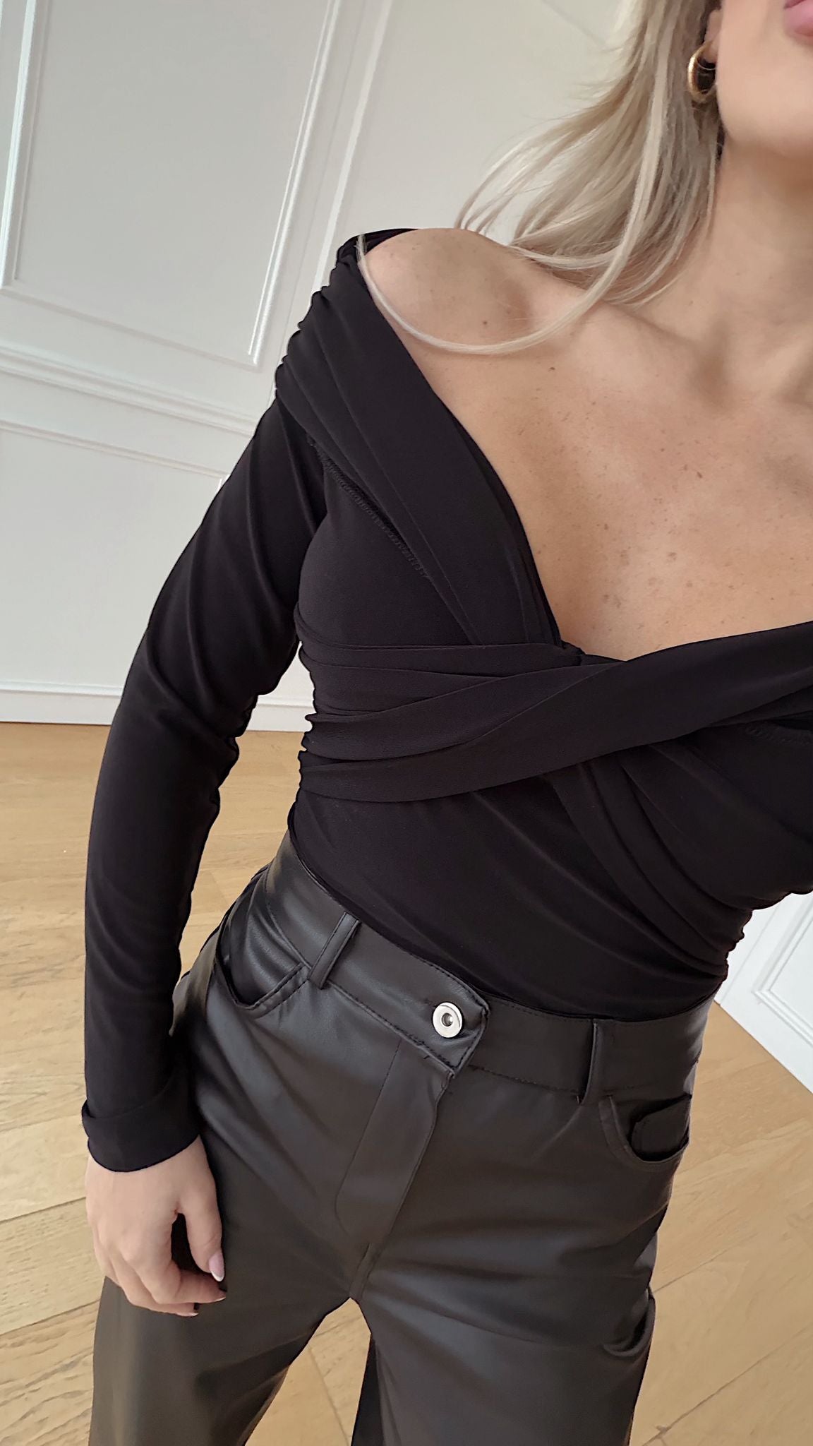 Siyah Kayık Yaka Drapeli Bluz