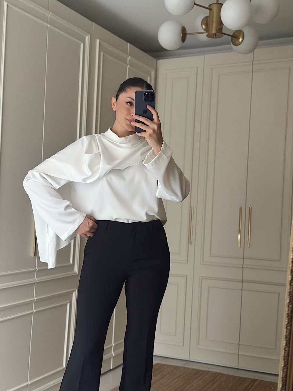 Drape Detaylı Beyaz Saten Bluz